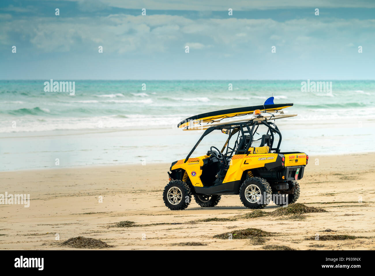 Adelaide, Australia - 18 Febbraio 2017: Australian surf life saving salvataggio auto parcheggiate sulla riva di Sellicks Beach in un giorno di tempesta Foto Stock