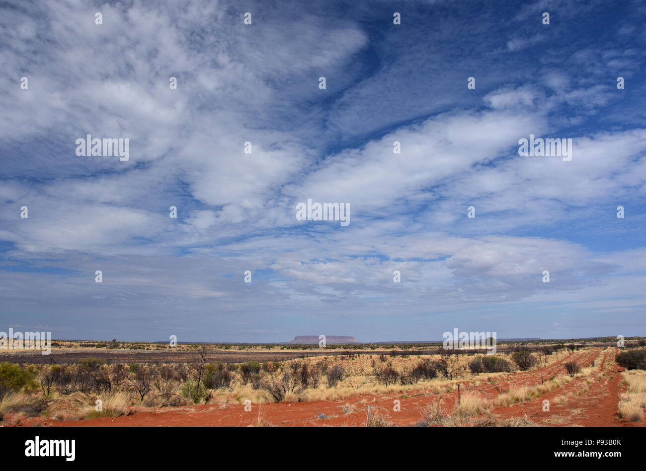 Mount Conner, noto anche come Attila e Artilla, e occasionalmente trovato come il Monte Connor, uno del paesaggio spettacolare di outback australiano, Northe Foto Stock