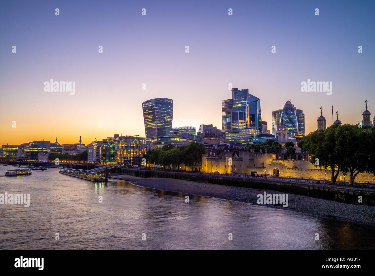 Vista notturna di Londra dal Tamigi Foto Stock