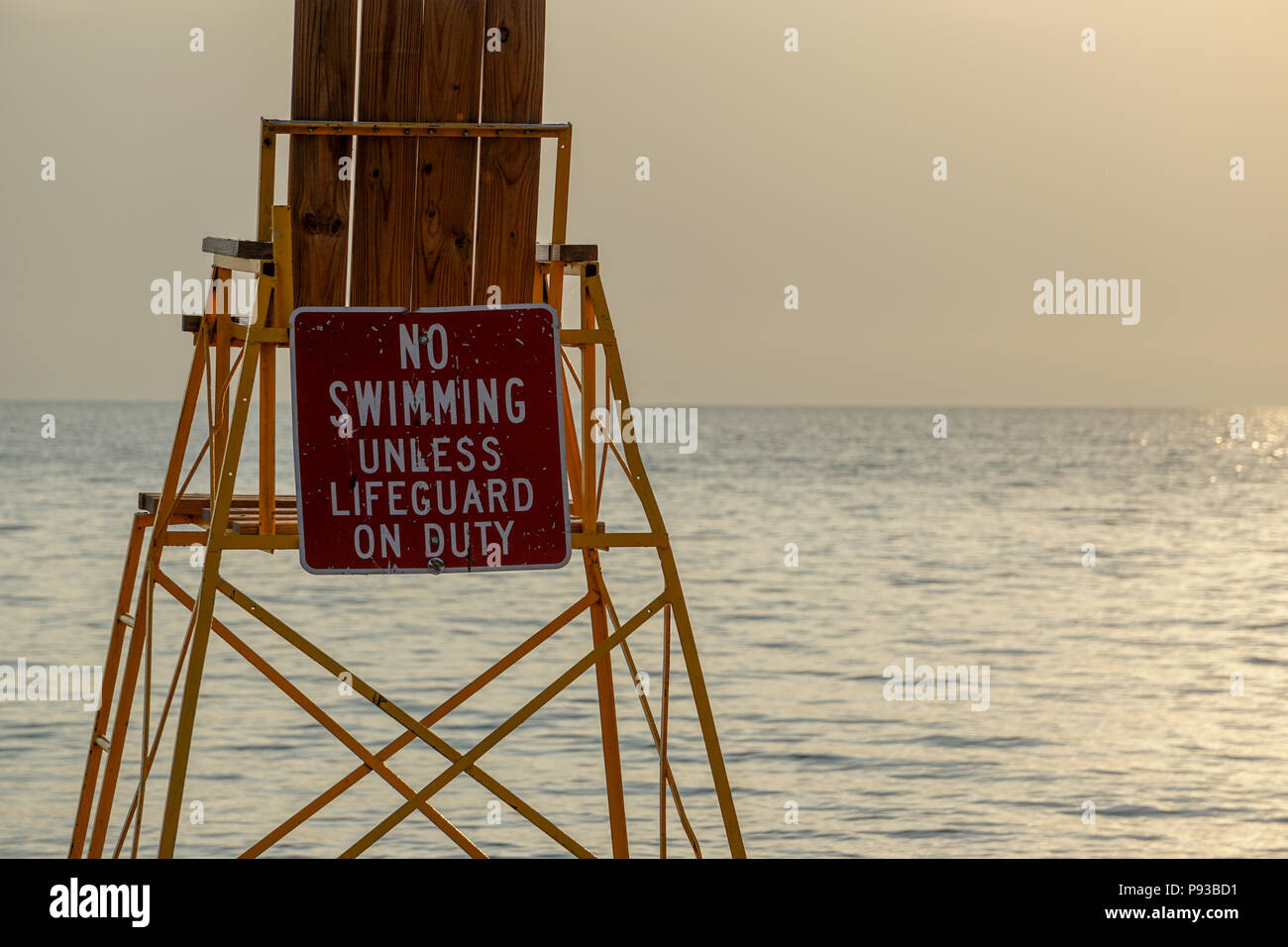 Bagnini sdraio in spiaggia Foto Stock
