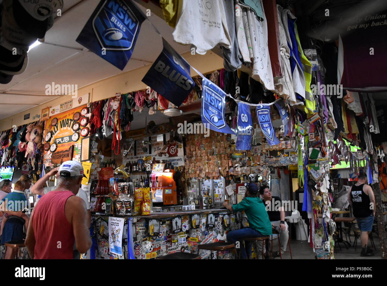 Il Daly Waters, Australia - Giu 13, 2018. Le famose acque Daly storico pub, che è arredato con banconote e altri cimeli da sinistra Foto Stock