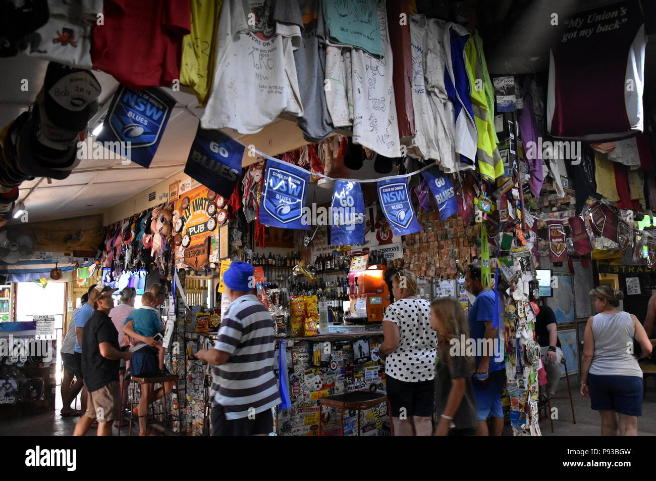 Il Daly Waters, Australia - Giu 13, 2018. Le famose acque Daly storico pub, che è arredato con banconote e altri cimeli da sinistra Foto Stock