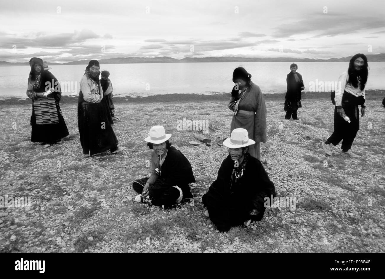 Il Tibetano pellegrini al lago MANASAROVAR (4550m), raccogliere erbe sacre - KAILASH, TIBET Foto Stock