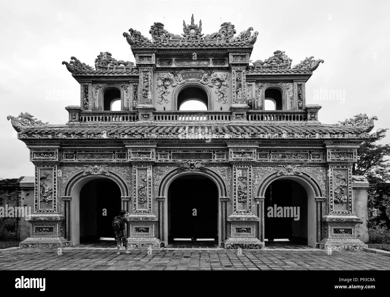 Il HIEN NHON GATE appena fuori città imperiale - Hue, Vietnam Foto Stock