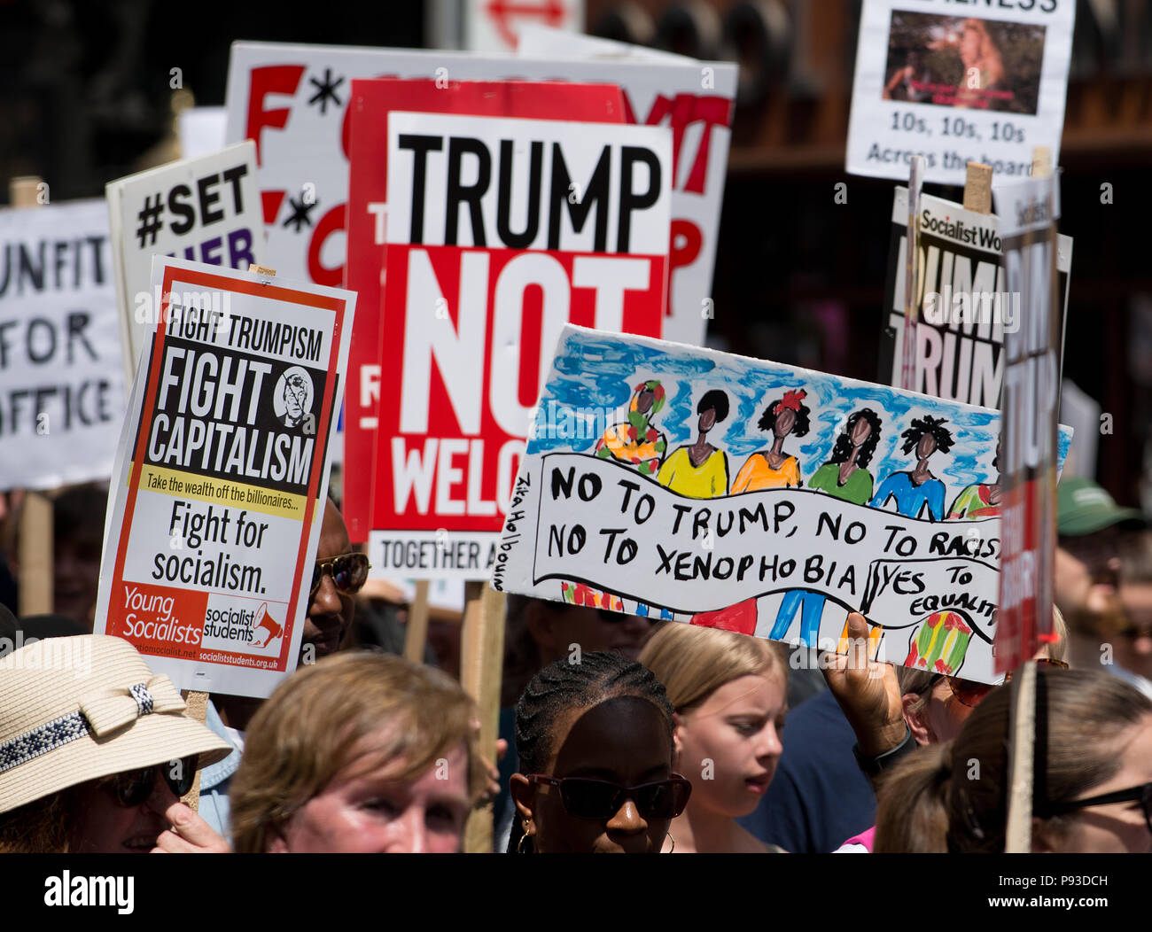 Protester holding poster fatti in casa al #BringTheNoise donna marzo Anti Donald Trump manifestazione di protesta per le strade del centro di Londra,UK Foto Stock