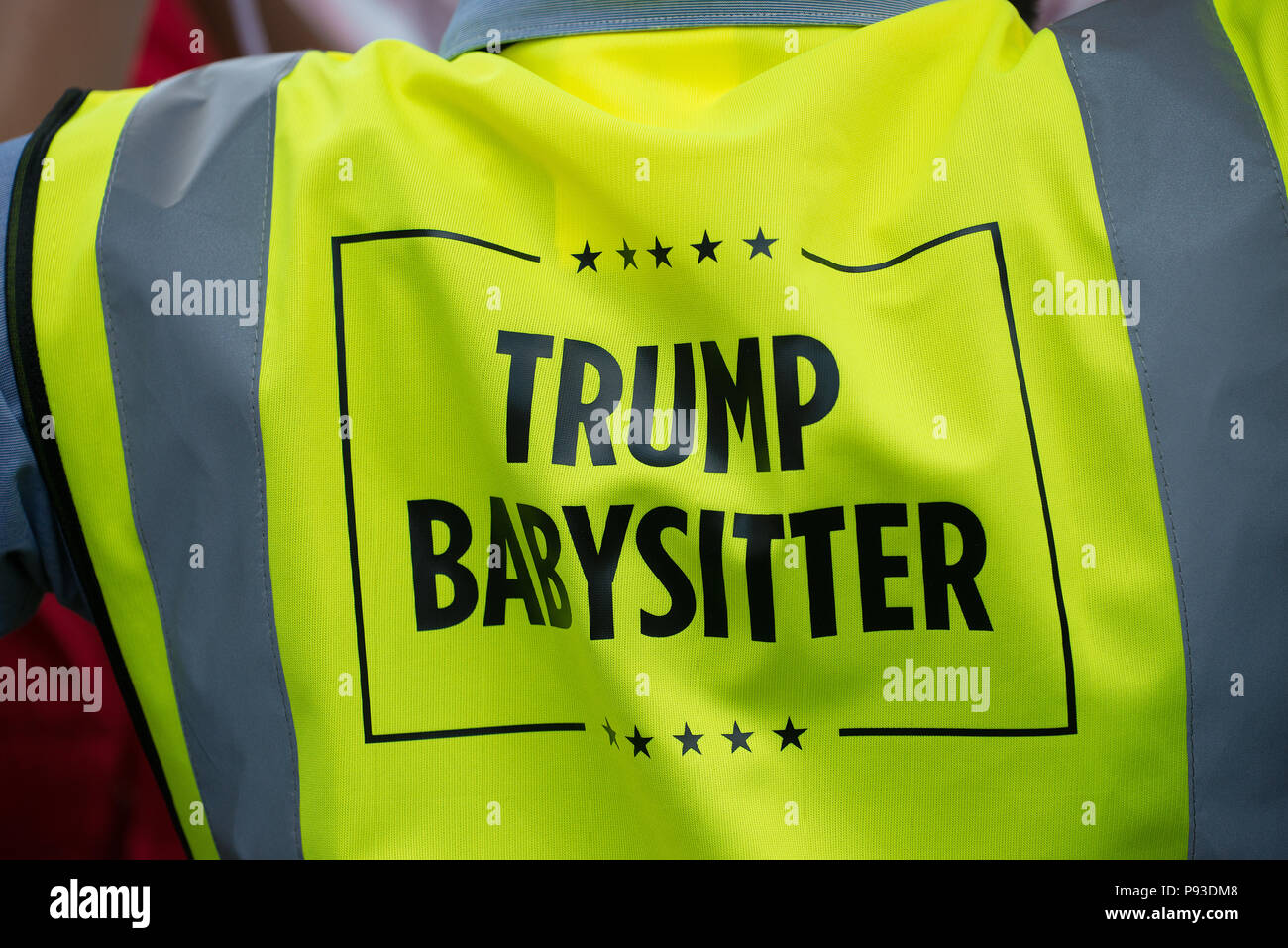 Un bambino Trump babysitter al #BringTheNoise donna marzo Anti Donald Trump manifestazione di protesta per le strade di Londra centrale, U Foto Stock