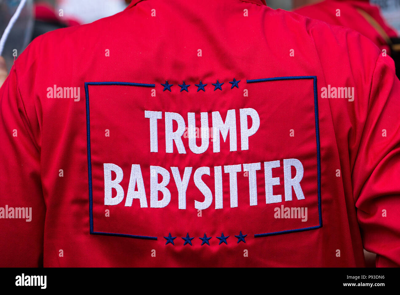 Un bambino Trump babysitter al #BringTheNoise donna marzo Anti Donald Trump manifestazione di protesta per le strade di Londra centrale, U Foto Stock