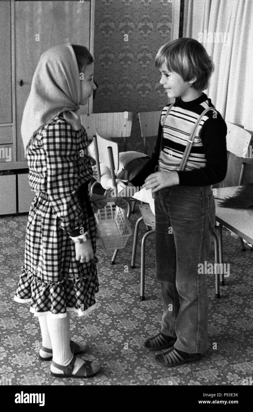 Berlino, gdr, ragazze e ragazzi giocare insieme in una scuola materna Foto Stock