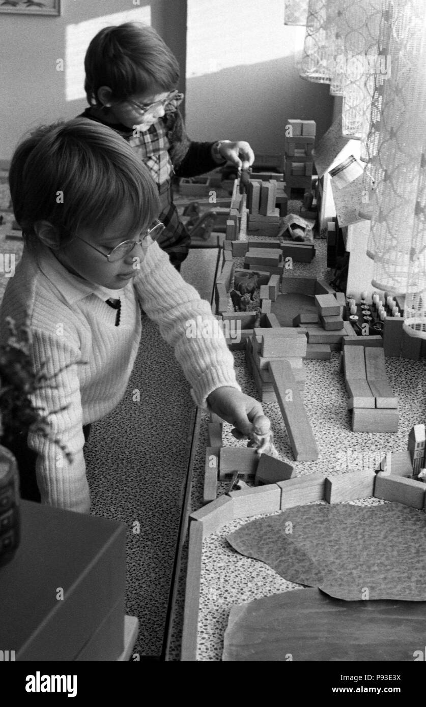Berlino, DDR, giocare i bambini nella scuola materna con bambole e blocchi di legno Foto Stock