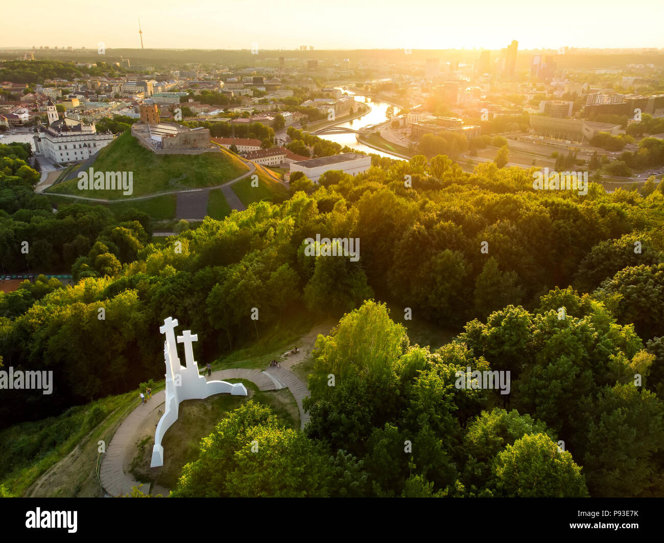 Vista aerea del Tre Croci monumento prospiciente la città vecchia di Vilnius sul tramonto. Vilnius paesaggio dalla collina delle Tre Croci, situato in Kalnai Foto Stock