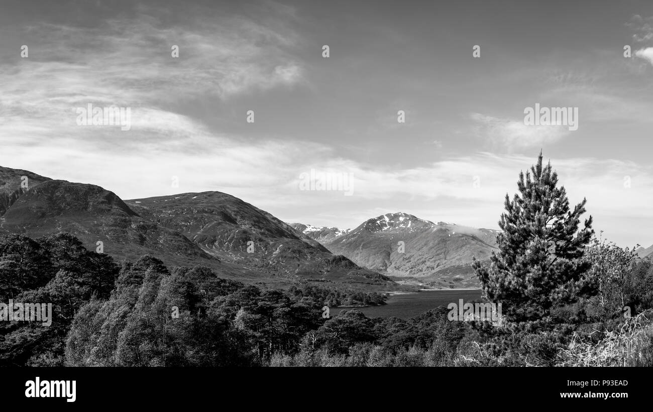 Paesaggio scozzese. Bellissimo il cielo sopra la Scozia. B&W. Foto Stock