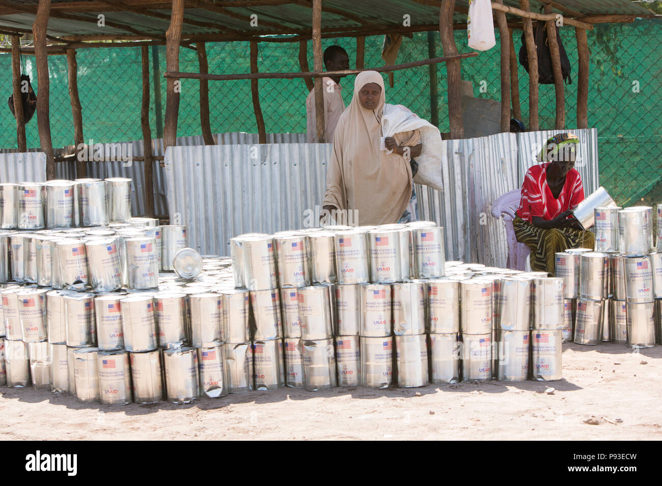 Kakuma, Kenya - problema alimentare degli aiuti umanitari l'organizzazione del programma alimentare mondiale in un centro di distribuzione nel campo di rifugiati di Kakuma. Foto Stock