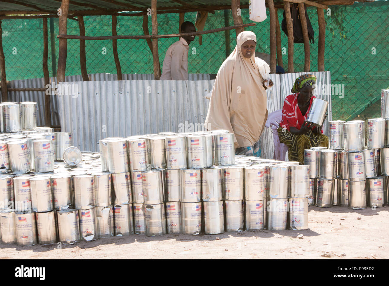 Kakuma, Kenya - problema alimentare degli aiuti umanitari l'organizzazione del programma alimentare mondiale in un centro di distribuzione nel campo di rifugiati di Kakuma. Foto Stock