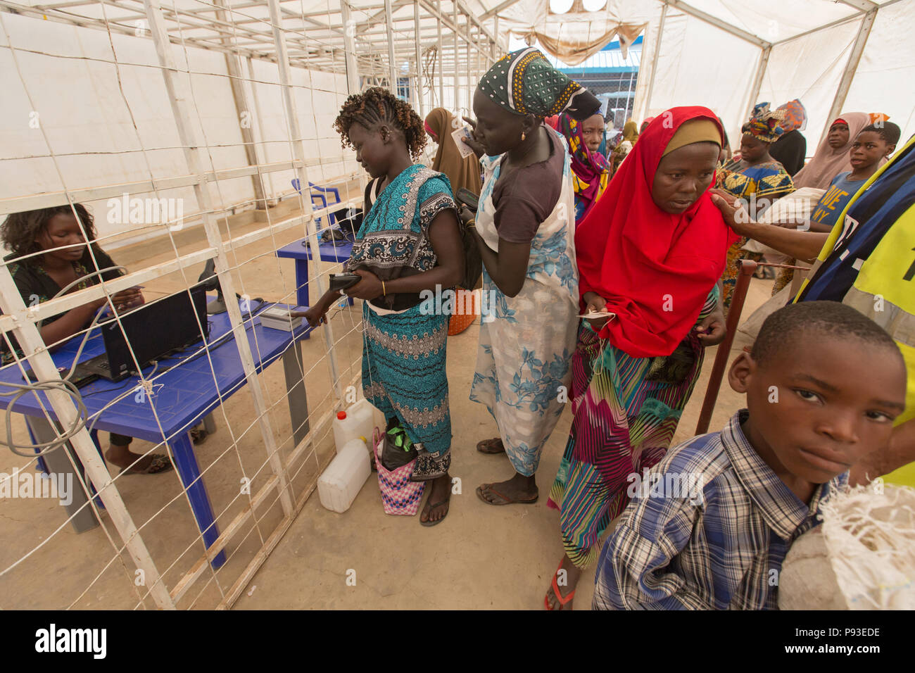 Kakuma, Kenya - distribuzione di cibo dagli aiuti umanitari l'organizzazione del programma alimentare mondiale in un posto sicuro nel magazzino nel campo di rifugiati di Kakuma. Foto Stock