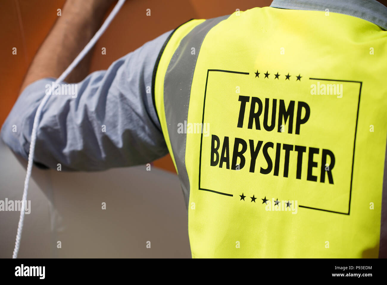 Un bambino Trump babysitter al #BringTheNoise donna marzo Anti Donald Trump manifestazione di protesta per le strade di Londra centrale, U Foto Stock