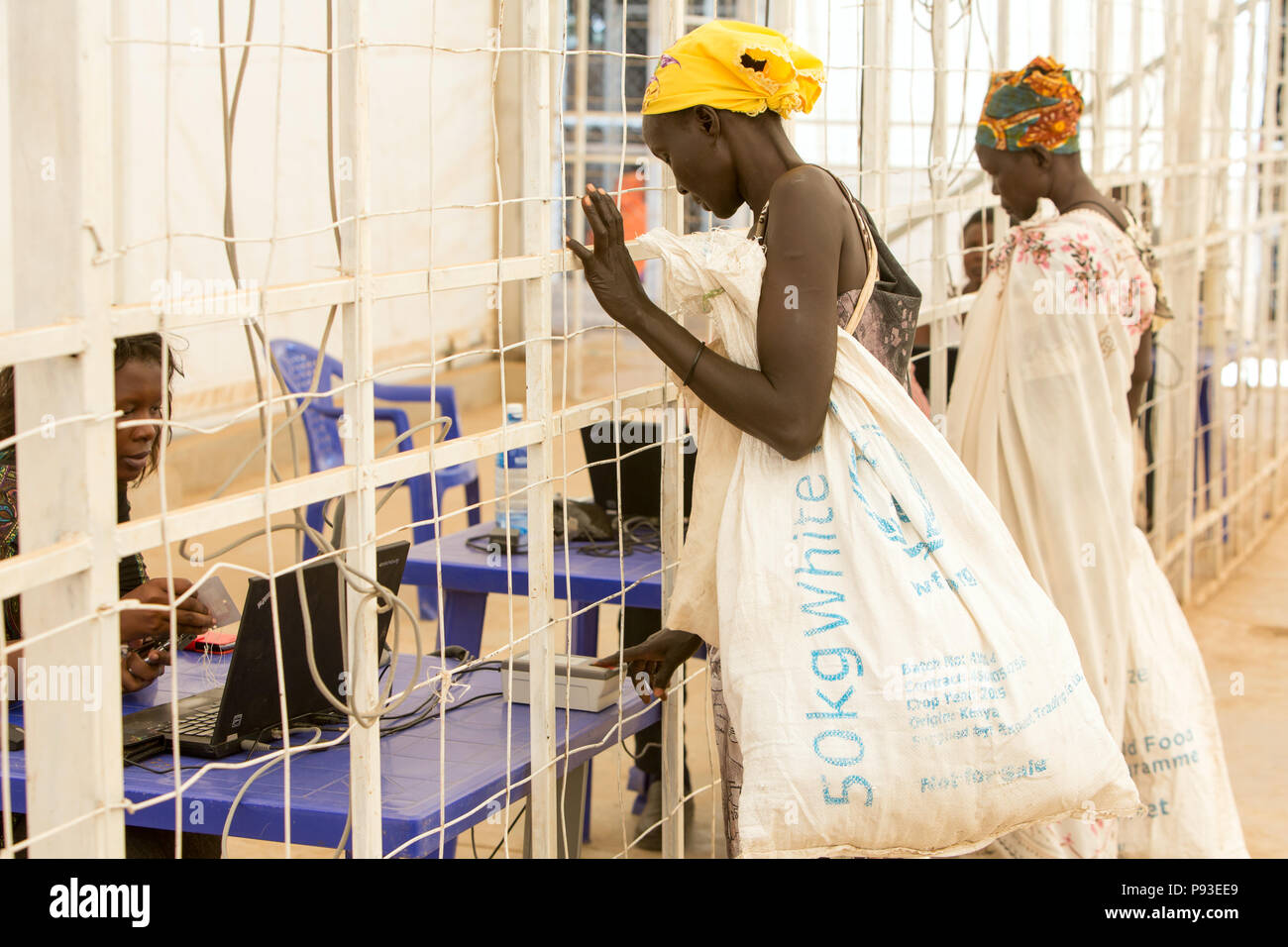 Kakuma, Kenya - distribuzione di cibo dagli aiuti umanitari l'organizzazione del programma alimentare mondiale in un posto sicuro nel magazzino nel campo di rifugiati di Kakuma. Foto Stock