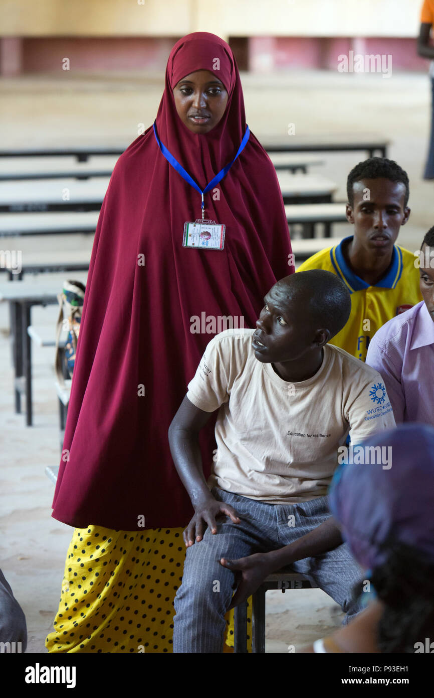 Kakuma, Kenya - Incontro con i giovani leader. Contatto e persone di contatto - Partner per le questioni dei rifugiati selezionati da giovani residenti del campo profughi di Kakuma. Foto Stock Kakuma, Kenya - Incontro con i giovani leader. Contatto e persone di contatto - Partner per le questioni dei rifugiati selezionati da giovani residenti del campo profughi di Kakuma. Foto Stock