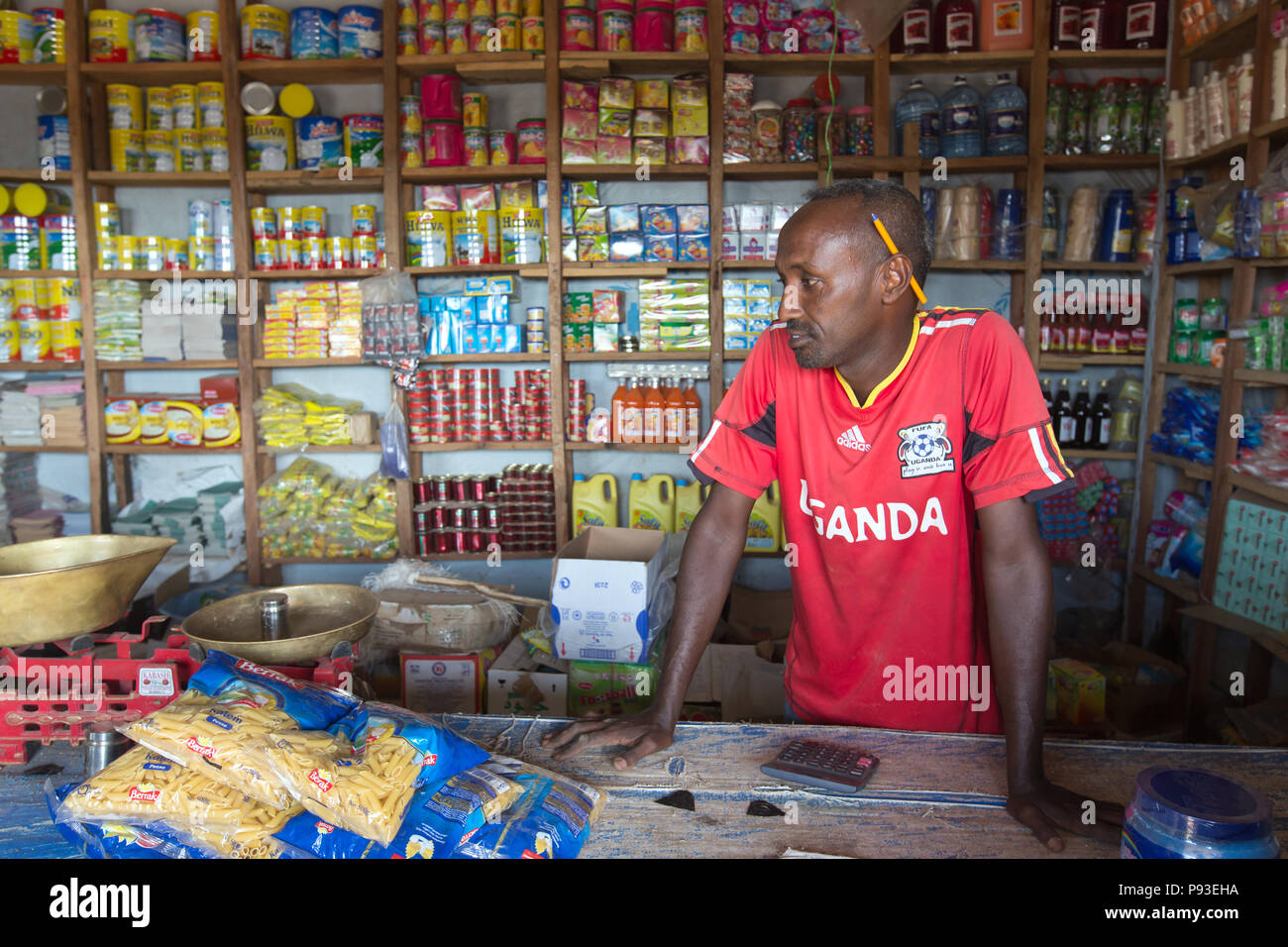 Kakuma, Kenya - una drogheria è in piedi in un piccolo negozio di alimentari nella città di Kakuma. Foto Stock