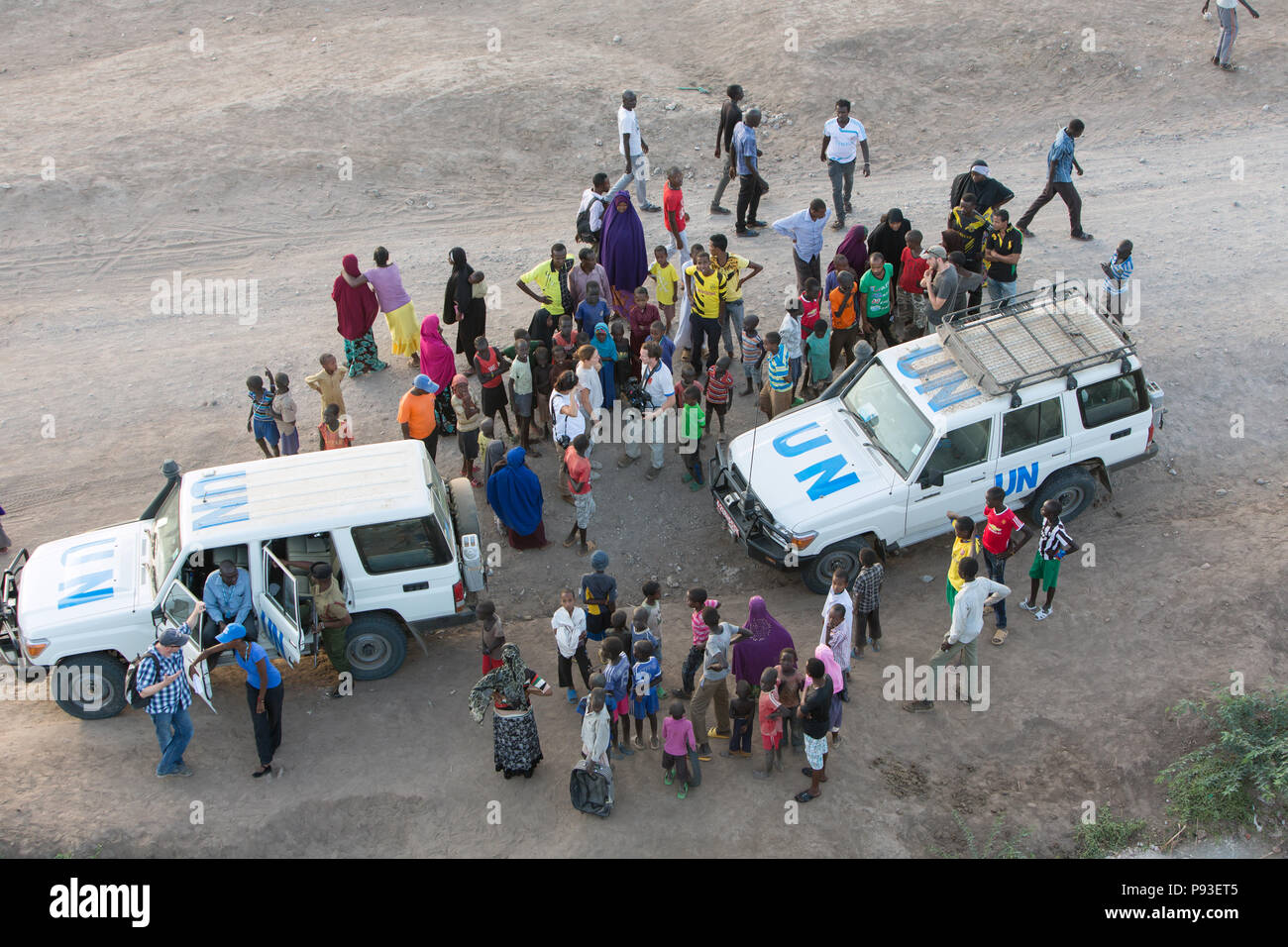 Kakuma, Kenya - Accumulo di rifugiati intorno a due Nazioni Unite Land Rover nel campo di rifugiati di Kakuma. Foto Stock