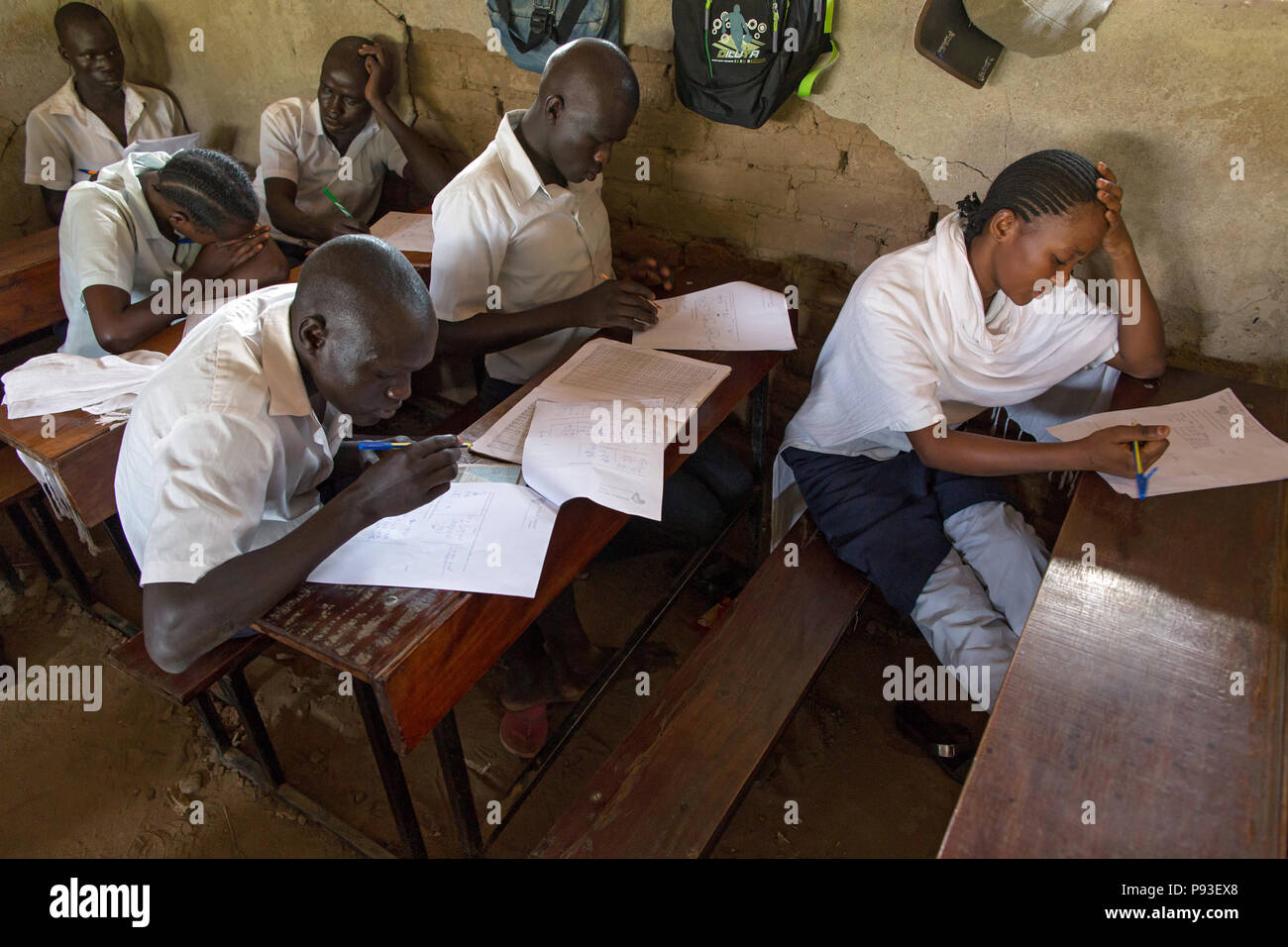 Kakuma, Kenya - agli studenti di scrivere gli esami in un aula di un edificio scolastico nel campo di rifugiati di Kakuma. Foto Stock