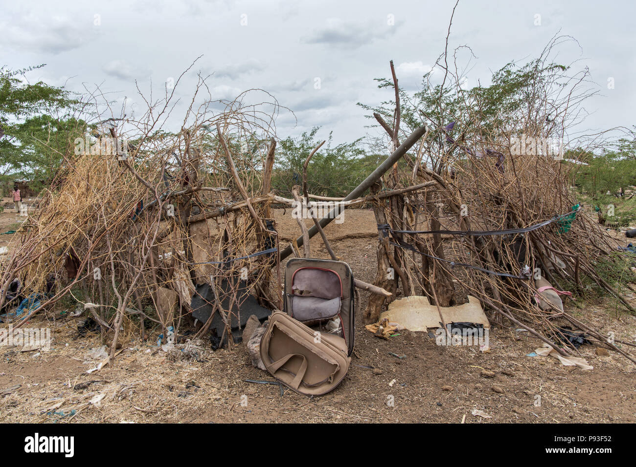 Kakuma, Kenya - Sul bordo del campo profughi di Kakuma, una valigia usurata simbolicamente sorge su un kraal abbandonati. Foto Stock