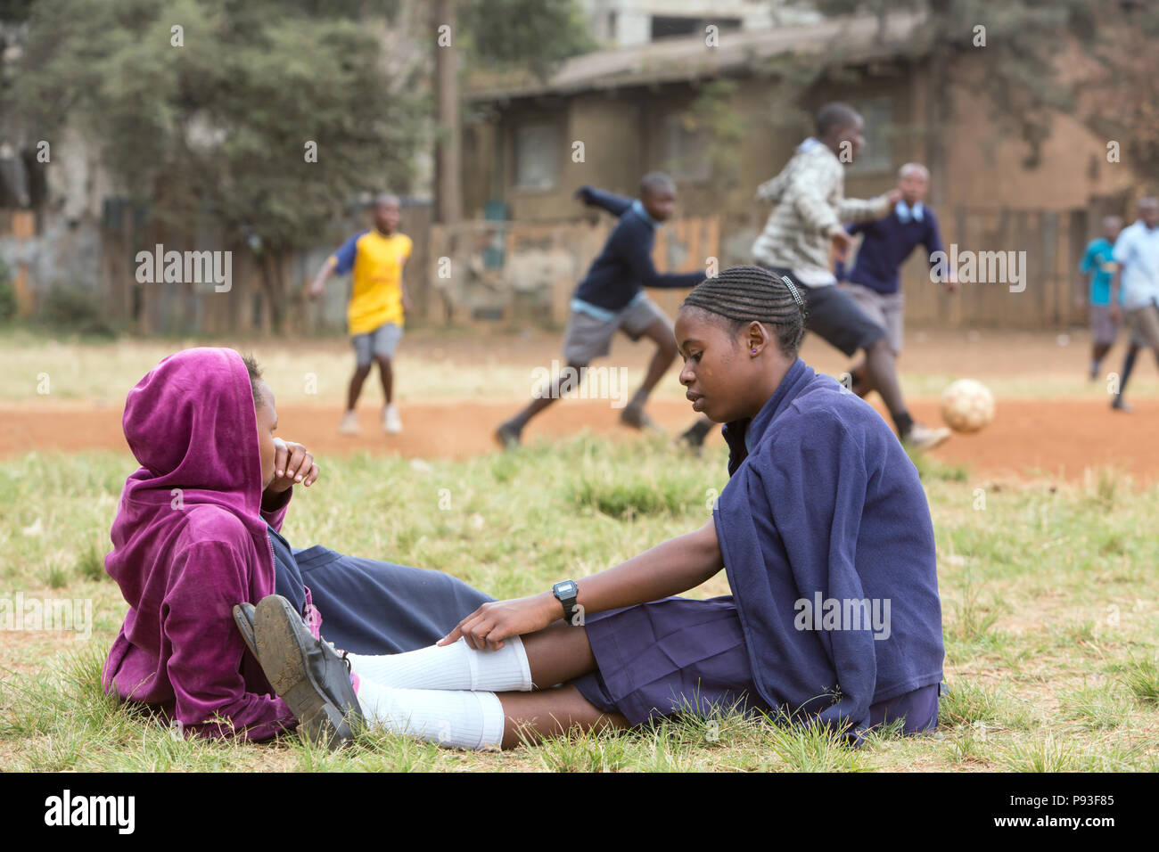 Nairobi, Kenya - le uniformi scolastiche in schoolyard di San Giovanni Centro Comunitario Pumwani. Foto Stock