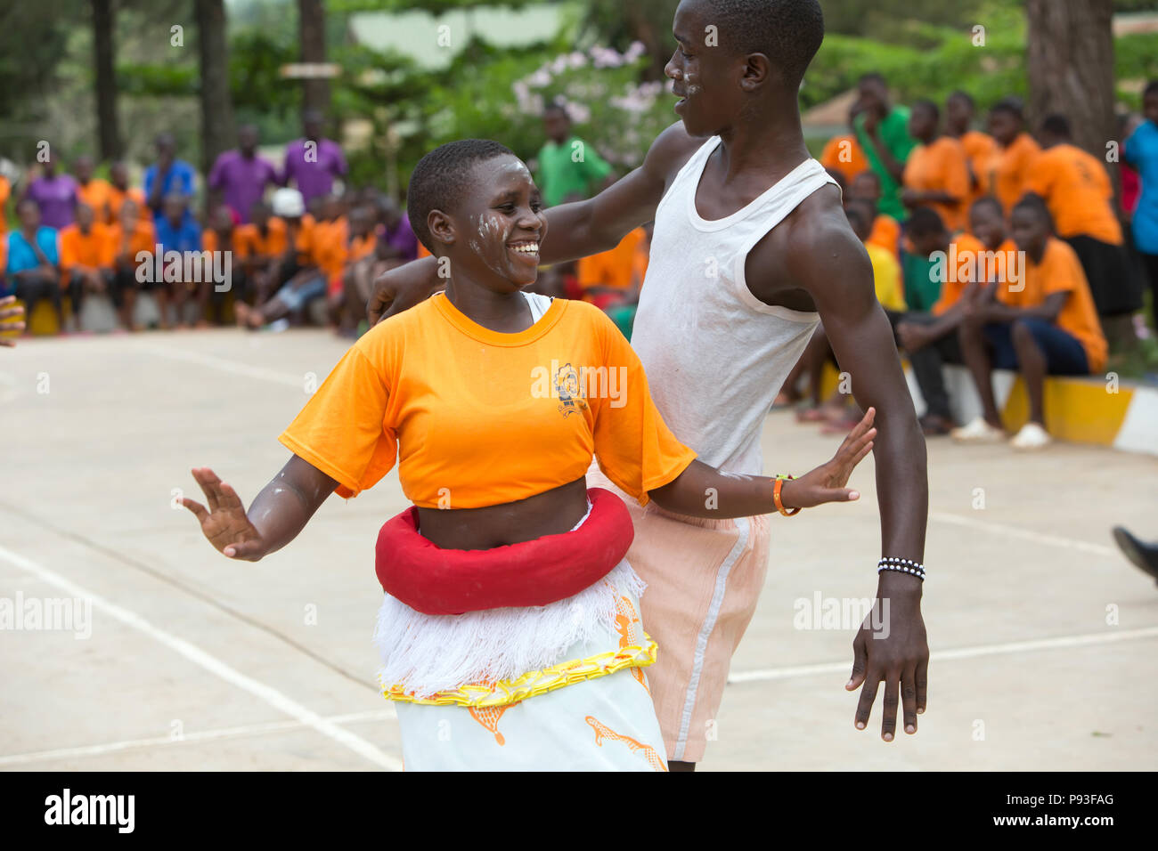 Bombo, Uganda - Studente e studente di Don Bosco Centro di Formazione Professionale Bombo eseguire una danza. Foto Stock