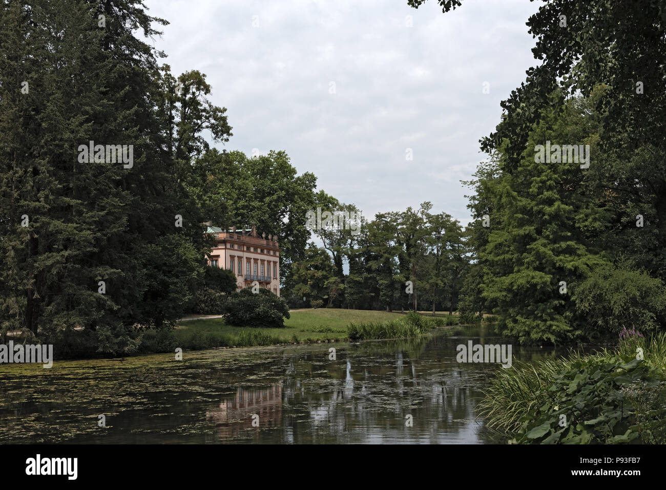 Il castello di Schoenbusch con il lago nel parco storico. Foto Stock