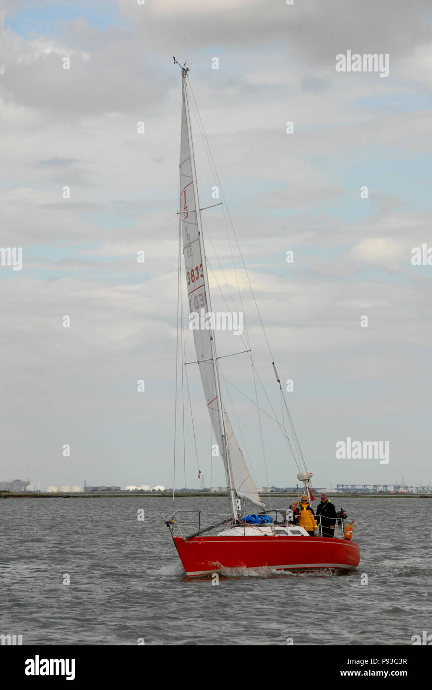 Yacht a vela sul fiume Foto Stock