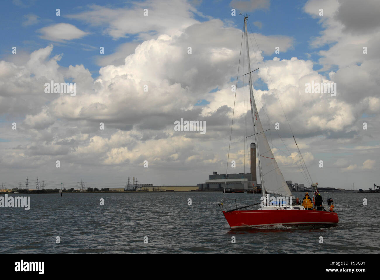 Yacht a vela sul fiume Foto Stock