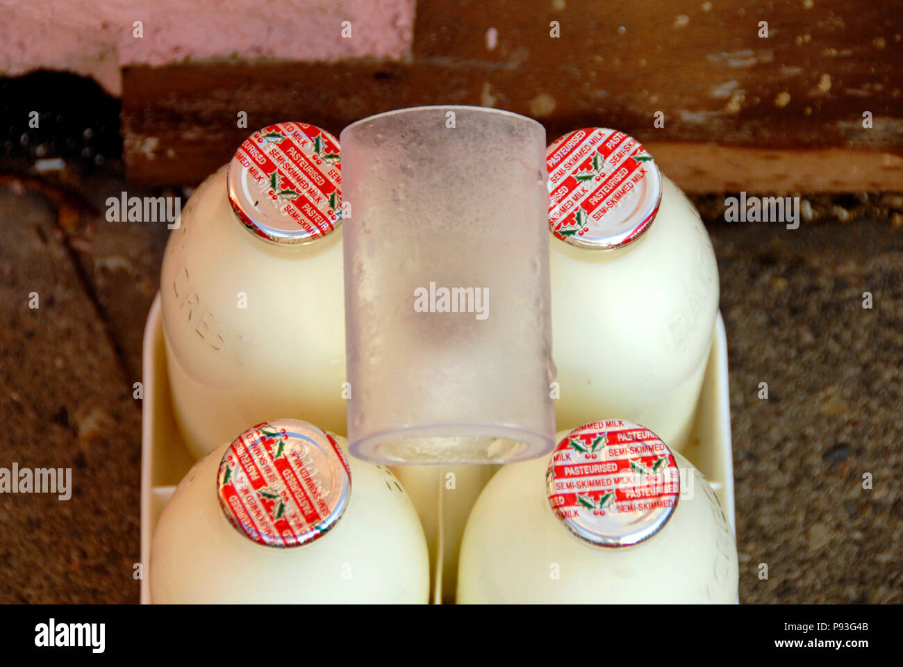 Latte speciale bottiglia tops con decorazione di Natale, Inghilterra Foto Stock