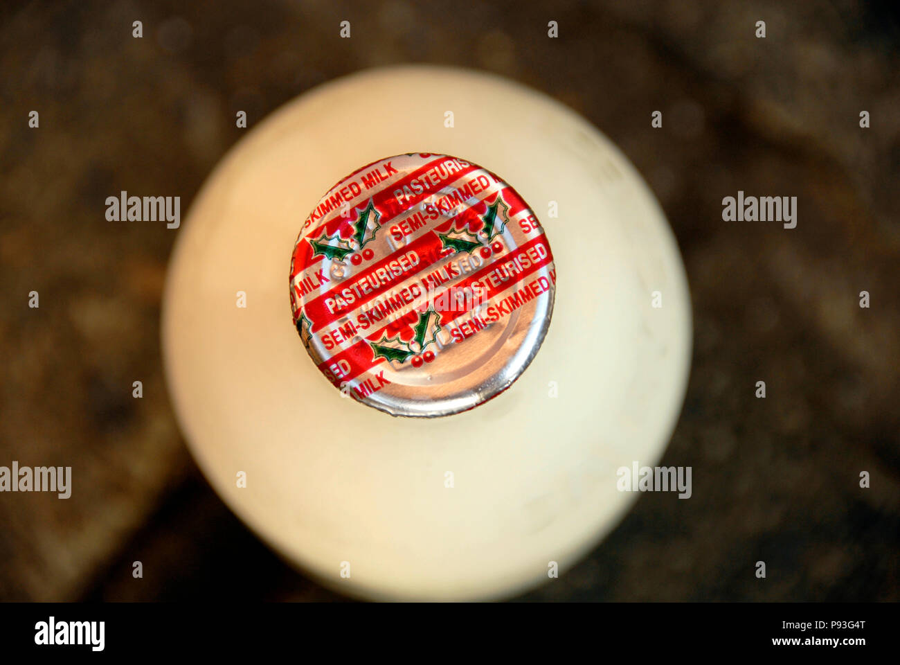 Latte speciale bottiglia tops con decorazione di Natale, Inghilterra Foto Stock