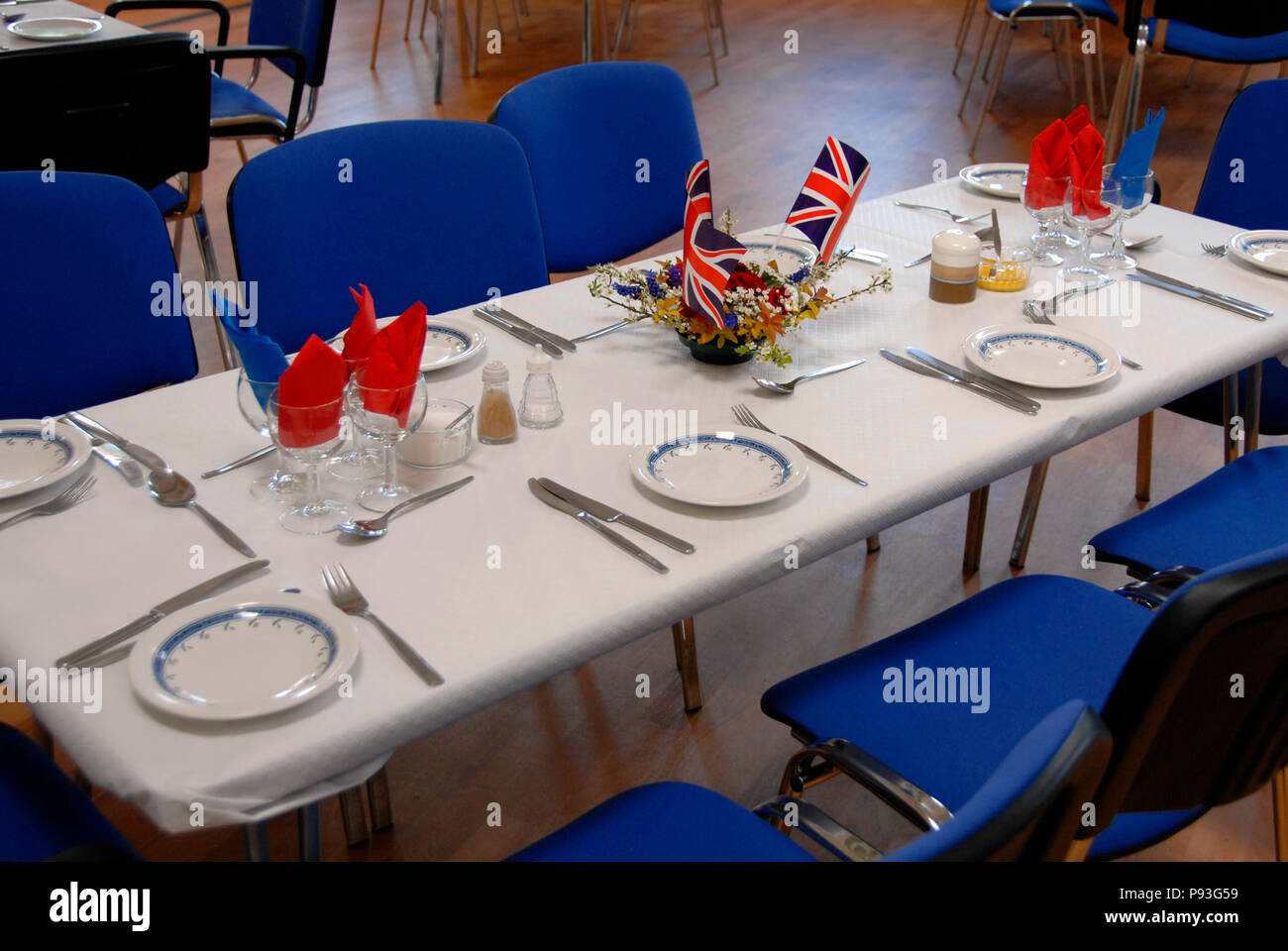Impostazione tabella a persone anziane di pranzo di club per celebrare il St George's Day Foto Stock