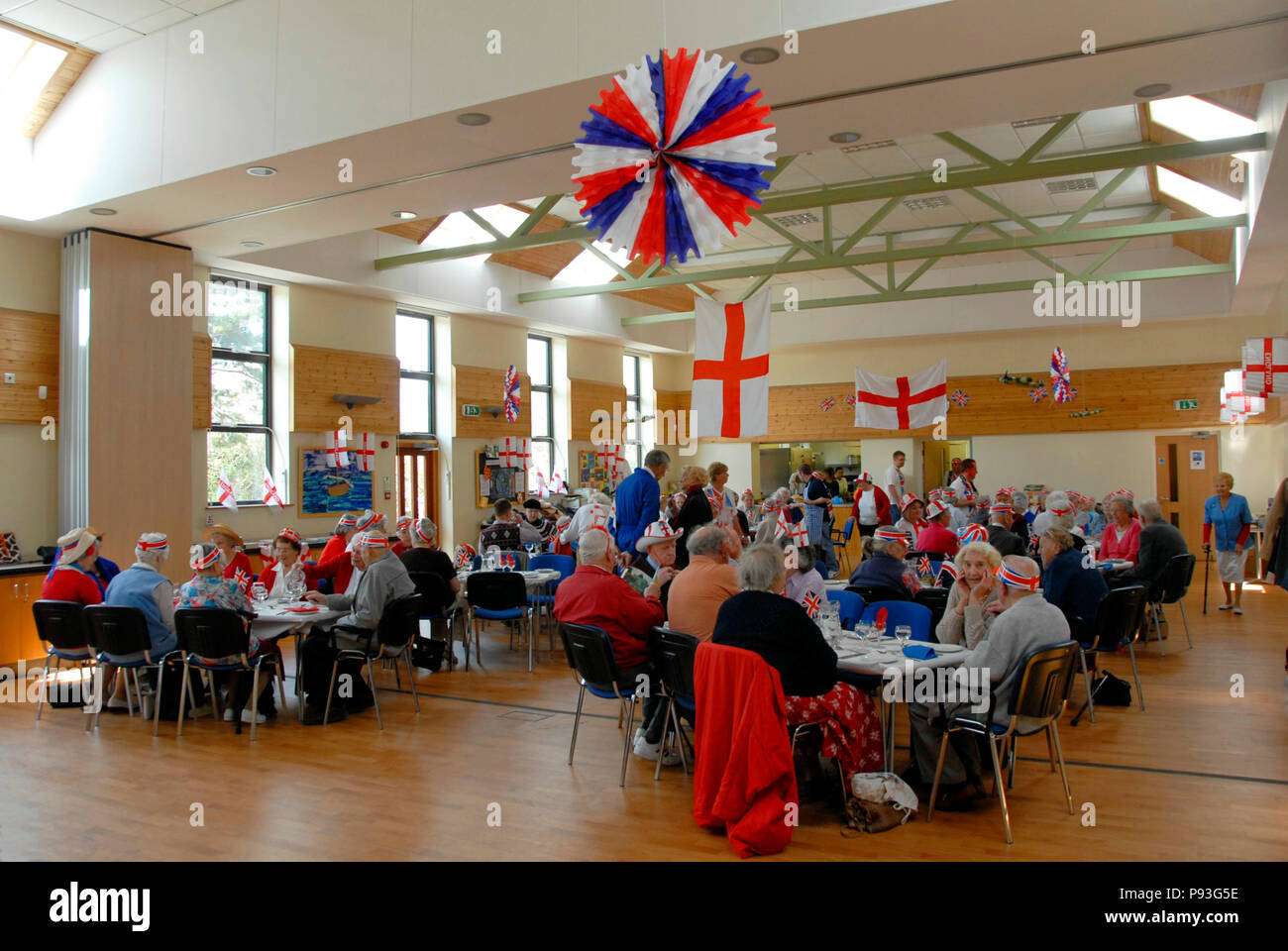 Le persone anziane a pranzo club festeggia il St George's Day Foto Stock