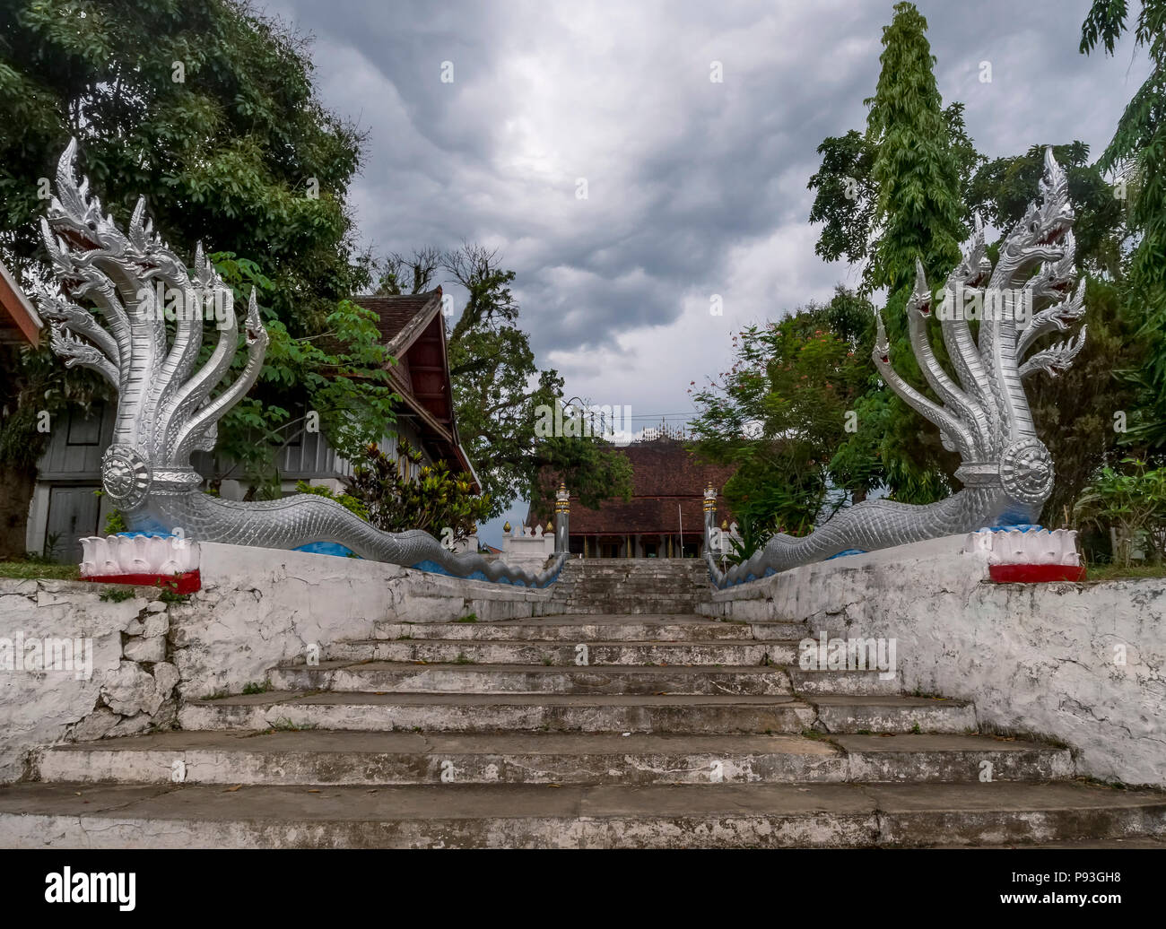 La suggestiva entrata all'Iva Rajbovoravihane Phramahathat tempio a Luang Prabang, Laos Foto Stock