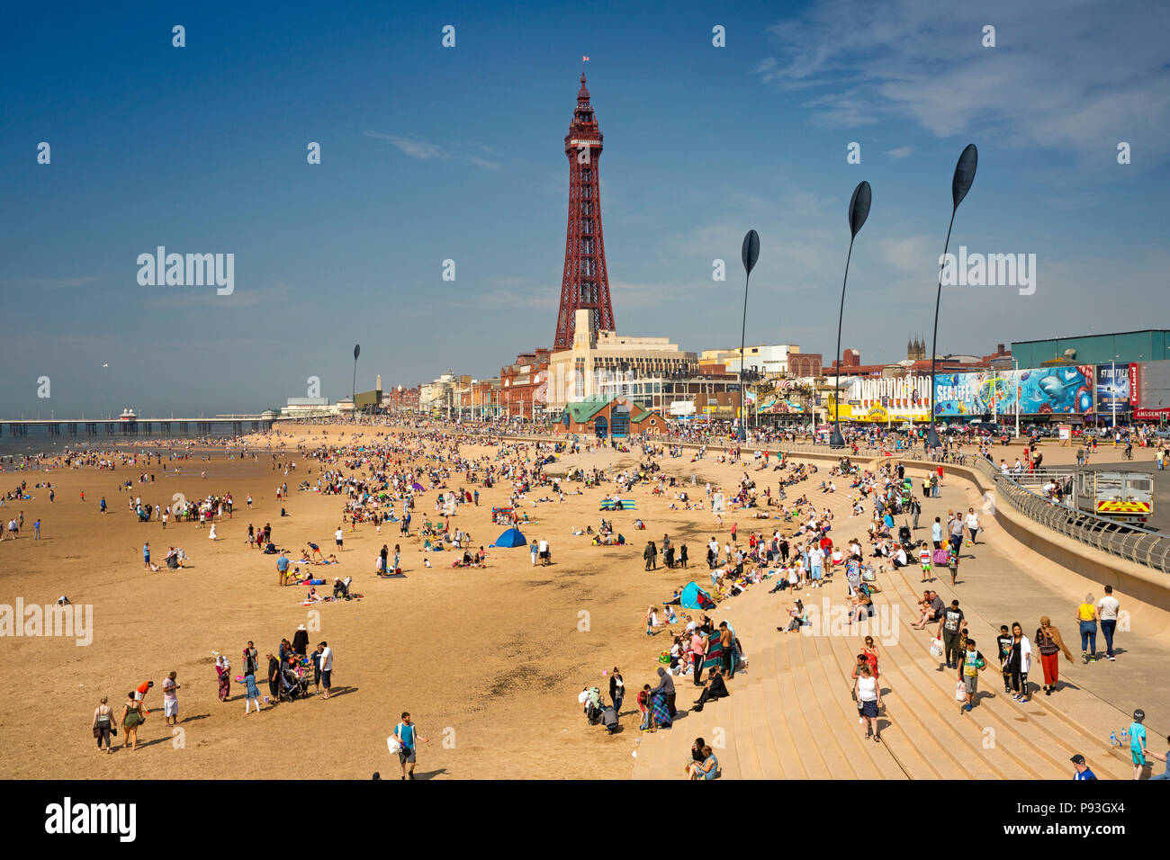 Regno Unito, Inghilterra, Lancashire, Blackpool, spiaggia dal South Pier verso North Pier e la torre Foto Stock