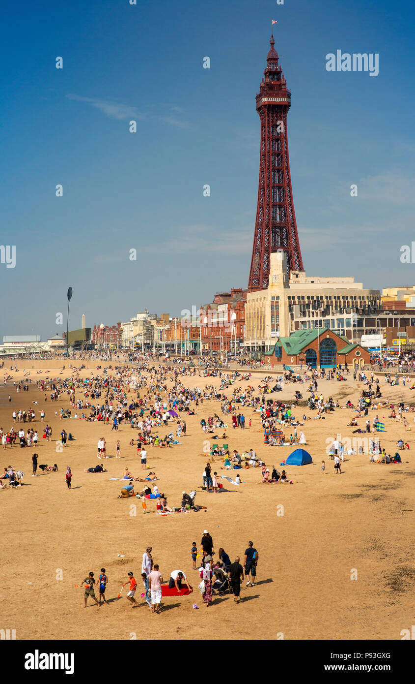 Regno Unito, Inghilterra, Lancashire, Blackpool, spiaggia dal South Pier verso North Pier e la torre Foto Stock