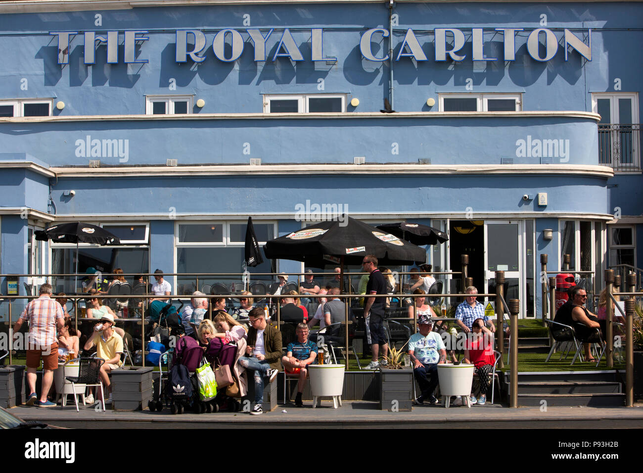 Regno Unito, Inghilterra, Lancashire, Blackpool, Promenade, il Royal Carlton Hotel, i clienti seduti fuori sulla terrazza in sun Foto Stock