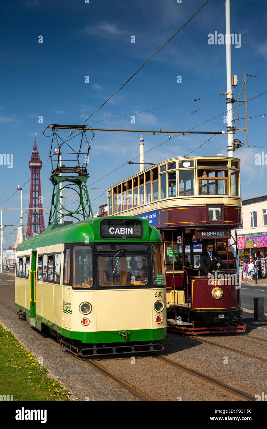 Regno Unito, Inghilterra, Lancashire, Blackpool, Promenade, 1935 railcoach auto traino 680 heritage tram elettrico passante 1901 double deck Bolton Corporation herita Foto Stock