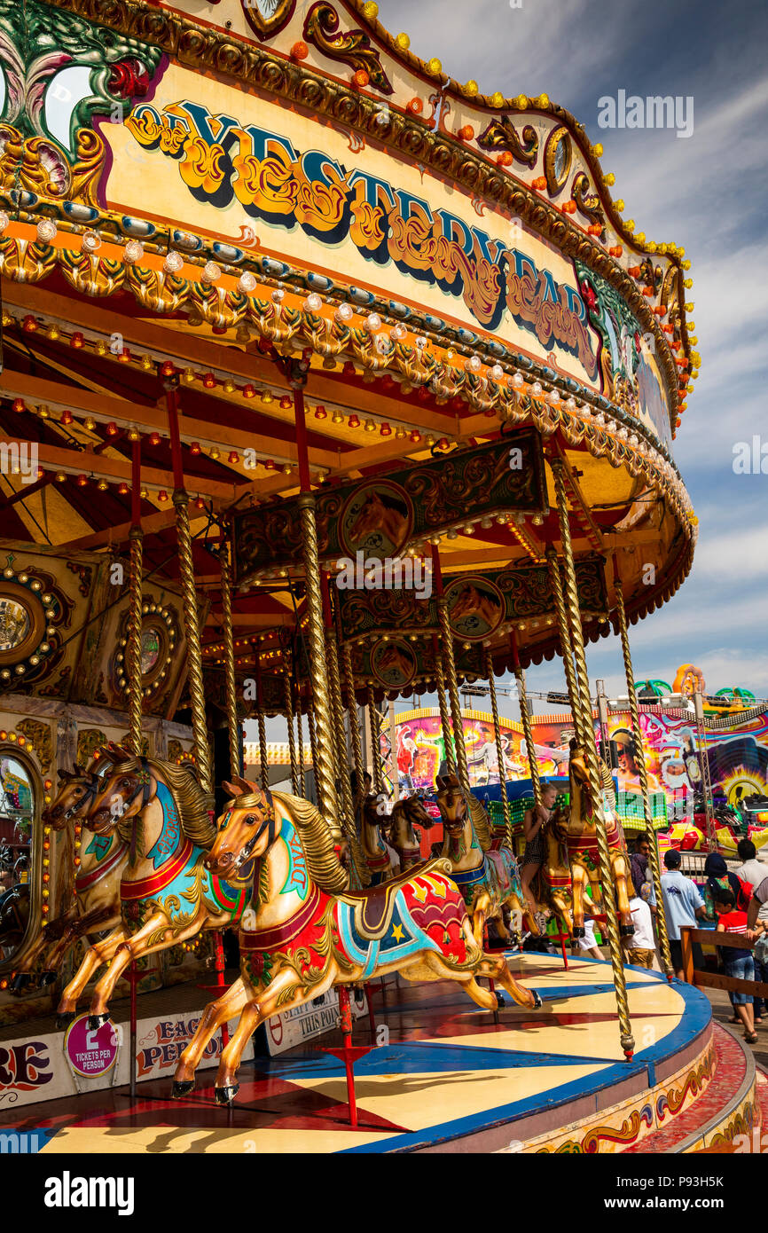 Lan352 UK, Inghilterra, Lancashire, Blackpool, South Pier, il luna park, i bambini sulla tradizionale Giostra cavalli rotonda ride Foto Stock
