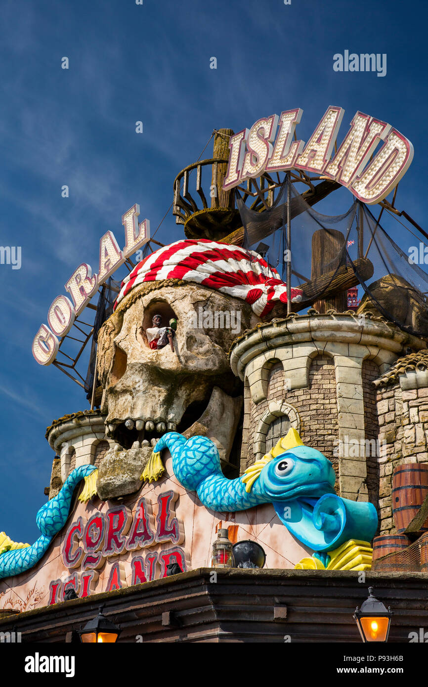 Regno Unito, Inghilterra, Lancashire, Blackpool, Promenade, Coral Island pirate attrazione a tema ingresso Foto Stock