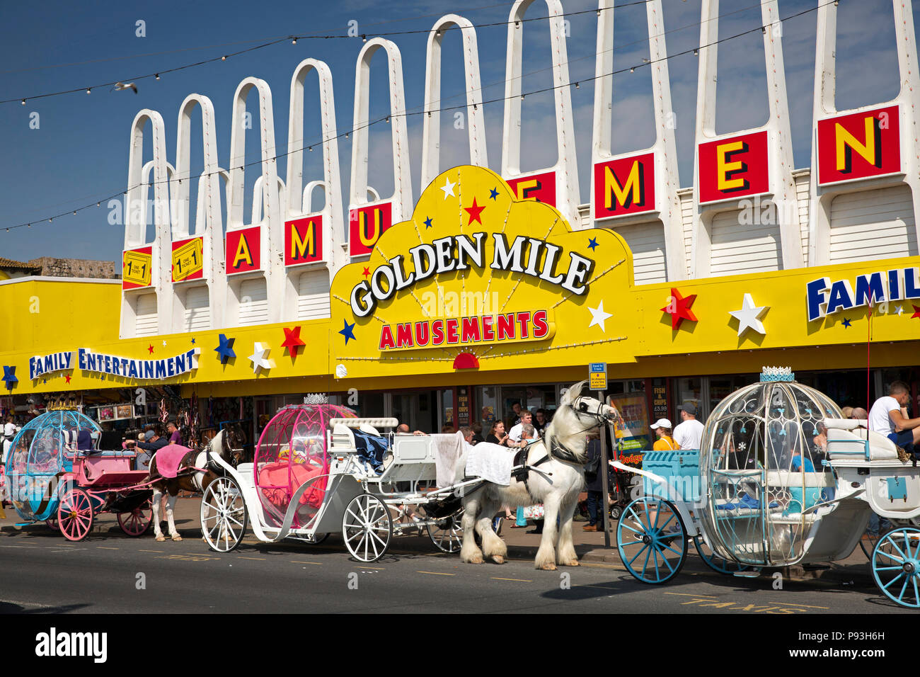 Regno Unito, Inghilterra, Lancashire, Blackpool, Promenade, carrozze passeggeri al di fuori del Golden Mile divertimento arcade Foto Stock