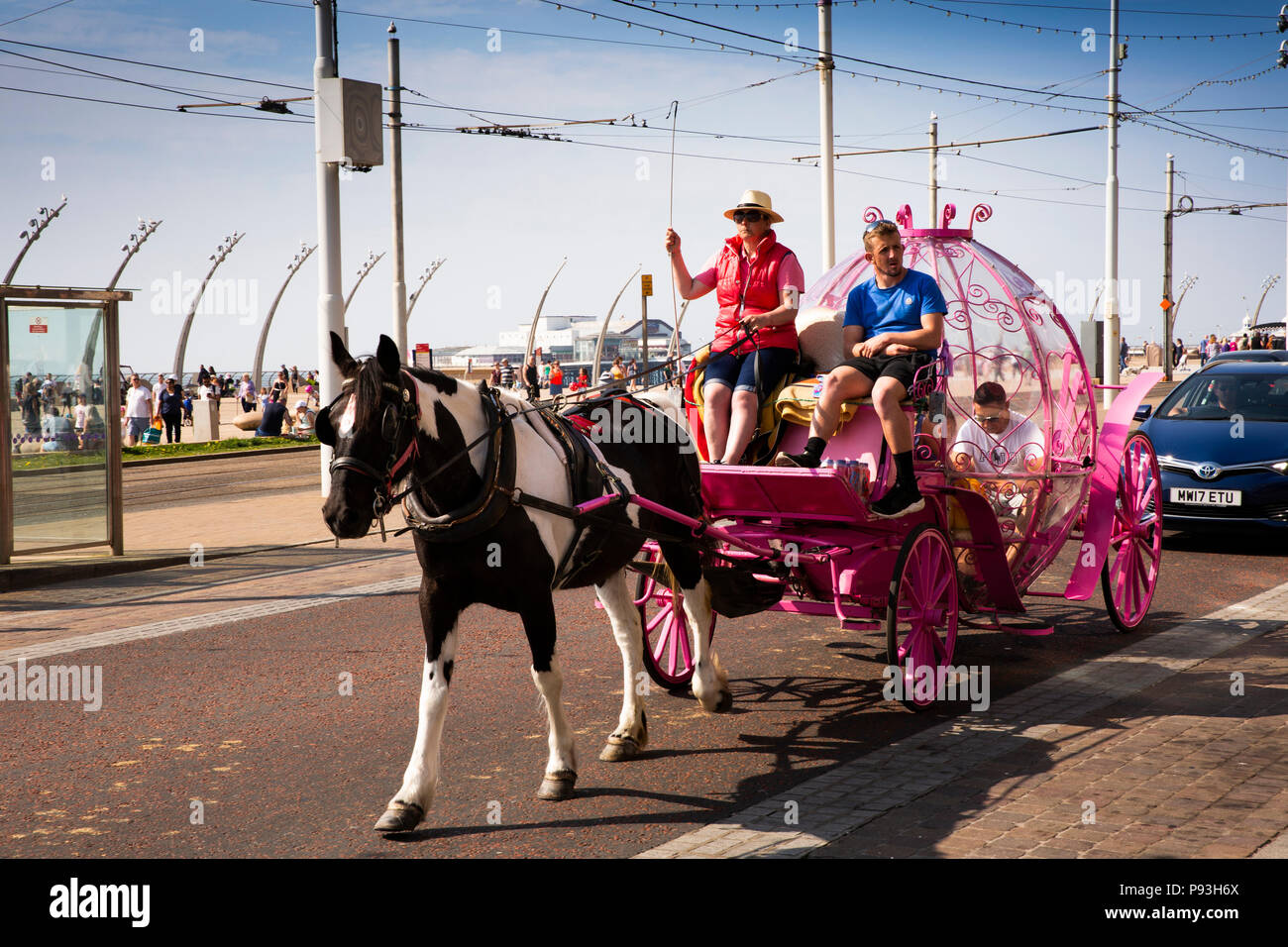 Lan UK366, Inghilterra, Lancashire, Blackpool, Promenade, Golden Mile, dipinto di rosa Cenerentola di trasporto passeggeri Foto Stock
