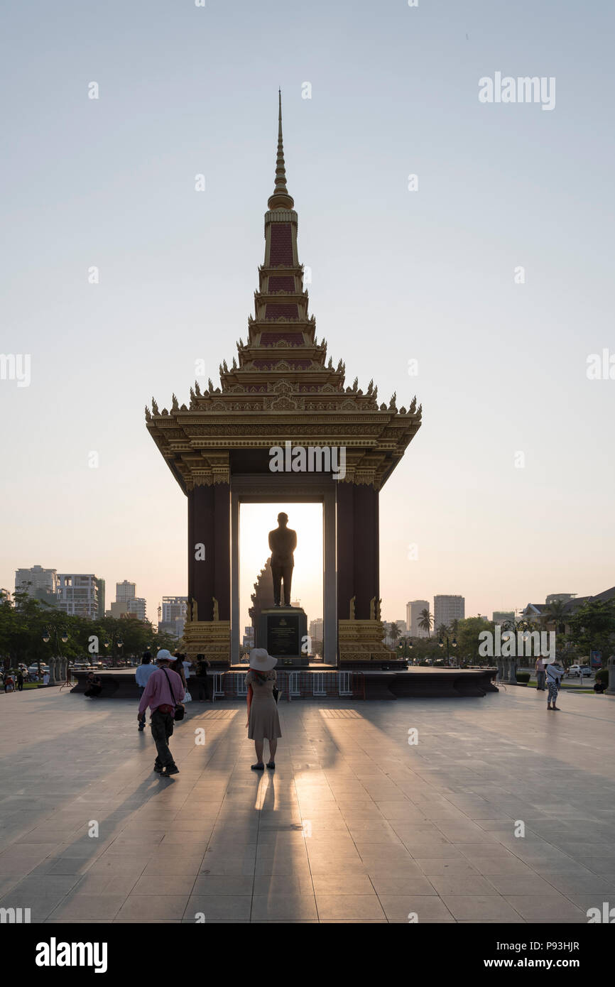 I turisti Scattare foto nella parte anteriore della statua di Sua Maestà Preah Bat Samdech Preah Norodom Sihanouk, Phnom Penh Cambogia Foto Stock