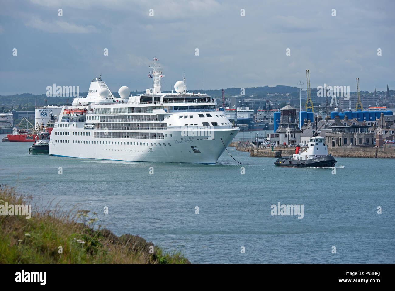 Lasciando il porto di Aberdeen Inn Grampian Regione, Scozia, Silver Wind nave da crociera è in partenza per il Tilbury Docks di Londra. Foto Stock