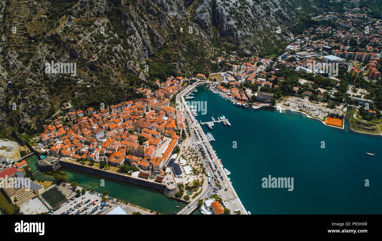 Antenna vista superiore della città vecchia di Kotor e Boka Kotorska Bay sul mare Adriatico in estate. Baia di Kotor è uno dei più popolari luoghi sul mare Adriatico Foto Stock