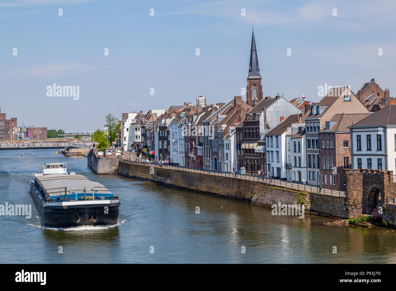 Frachtschiff auf der Maas in Maastricht, Niederlande Foto Stock