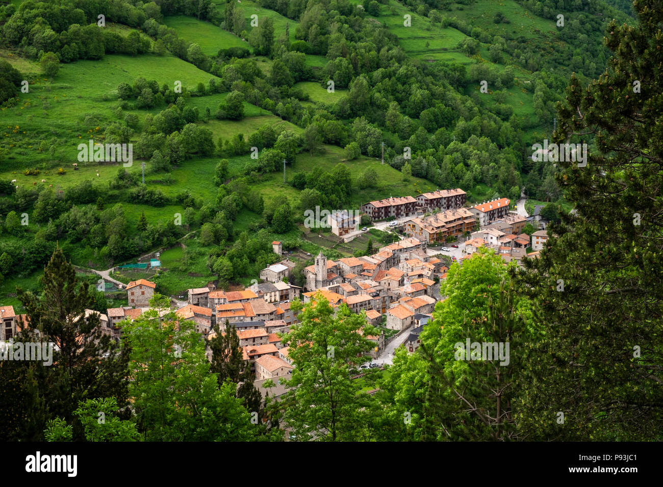 Veduta aerea Setcases dal GR11 a lunga distanza trail, Catalonia, Pirenei, Spagna Foto Stock