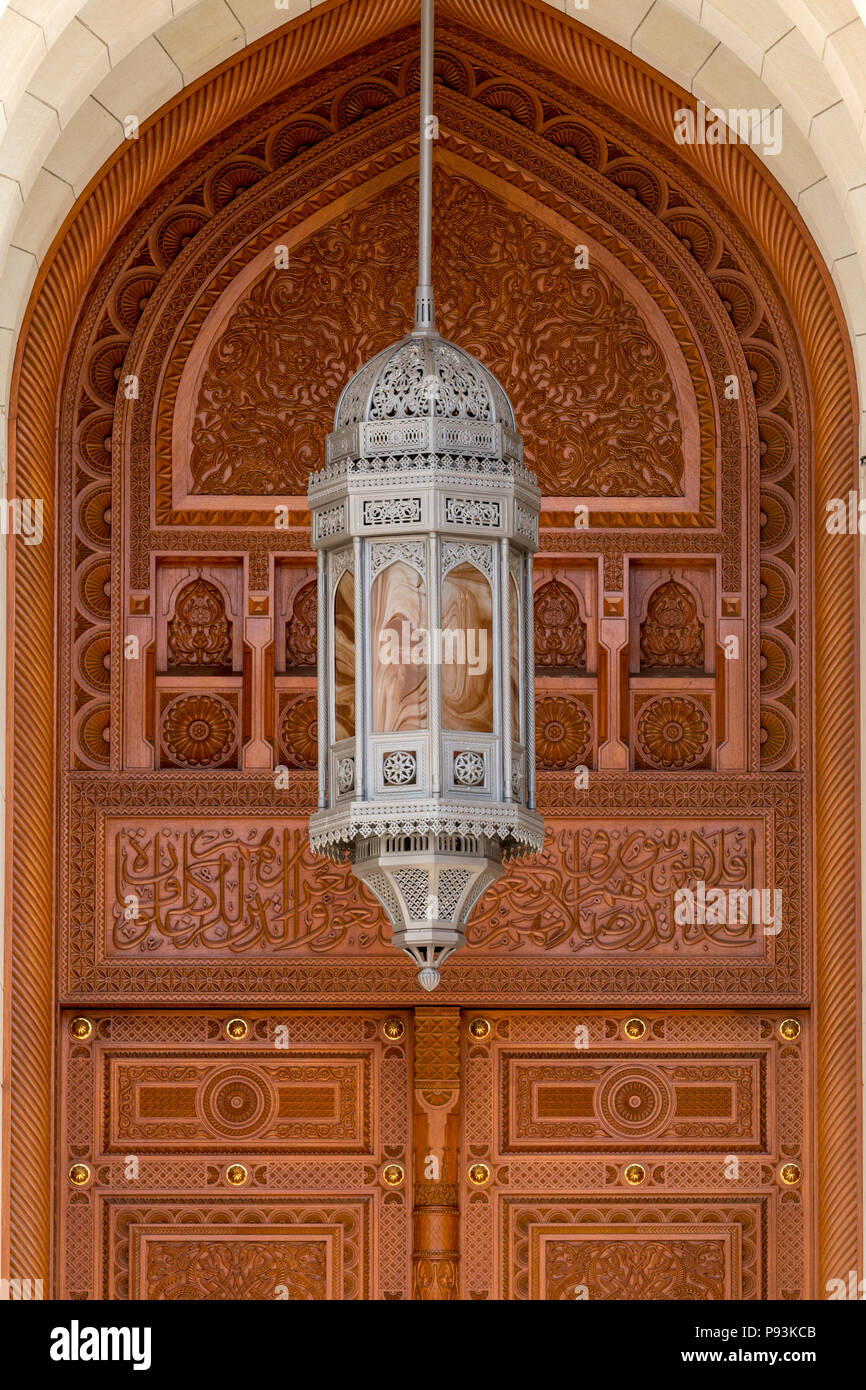 Grande porta di legno e Lanterna di metallo al Sultan Qaboos grande moschea in Muscat Oman Foto Stock