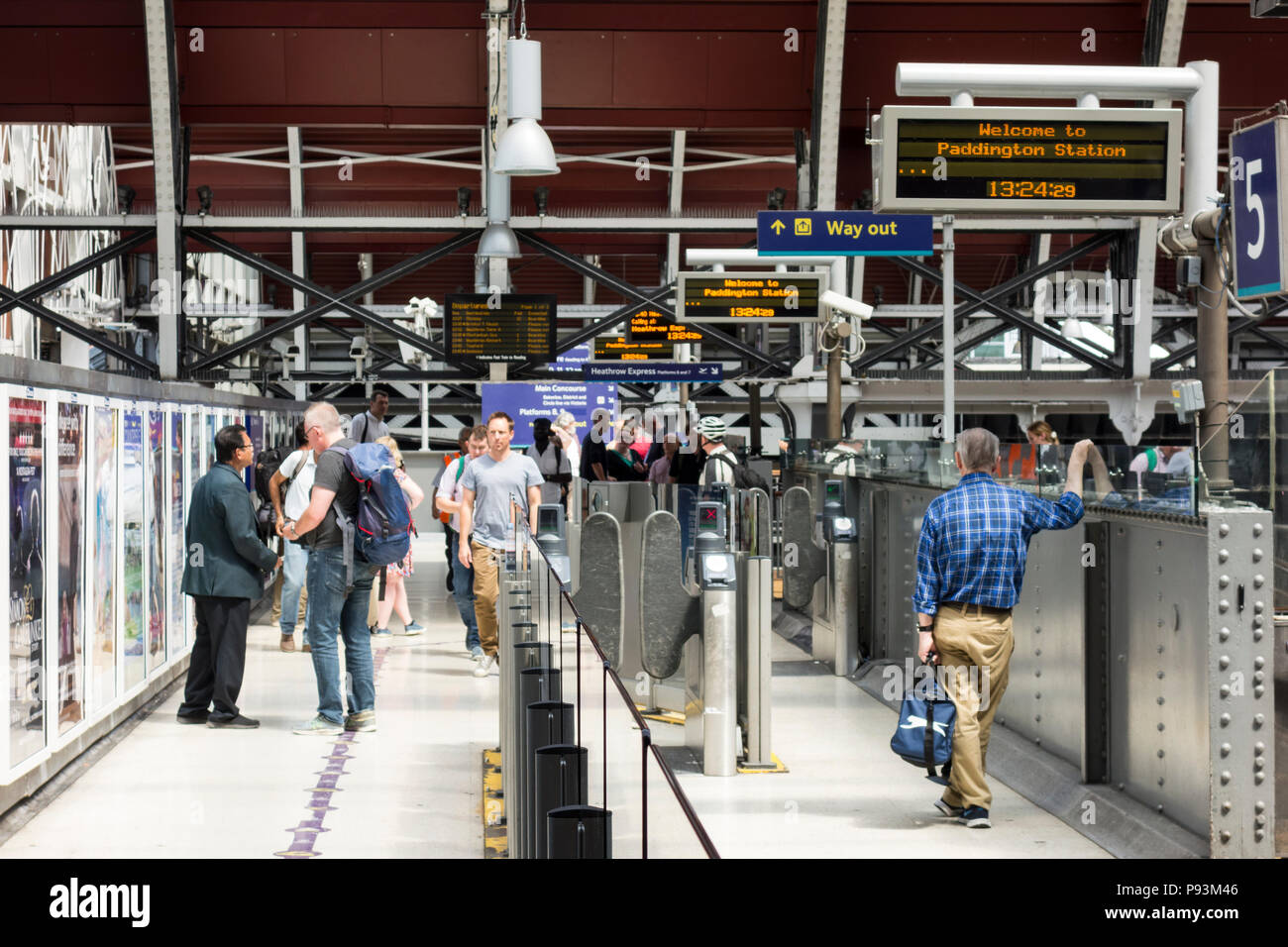 Uomini di passeggeri in attesa di un treno alla stazione di Paddington, London, Regno Unito Foto Stock